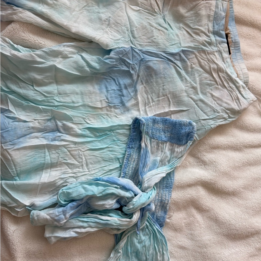 Aakaa Beige and Light Blue Apparel